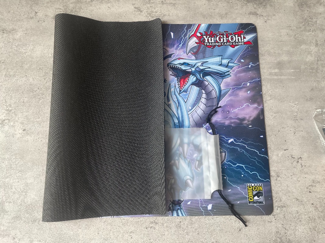 600x350mm Yu-Gi-Oh! Dragon Mas - Board Game Master recension och pris