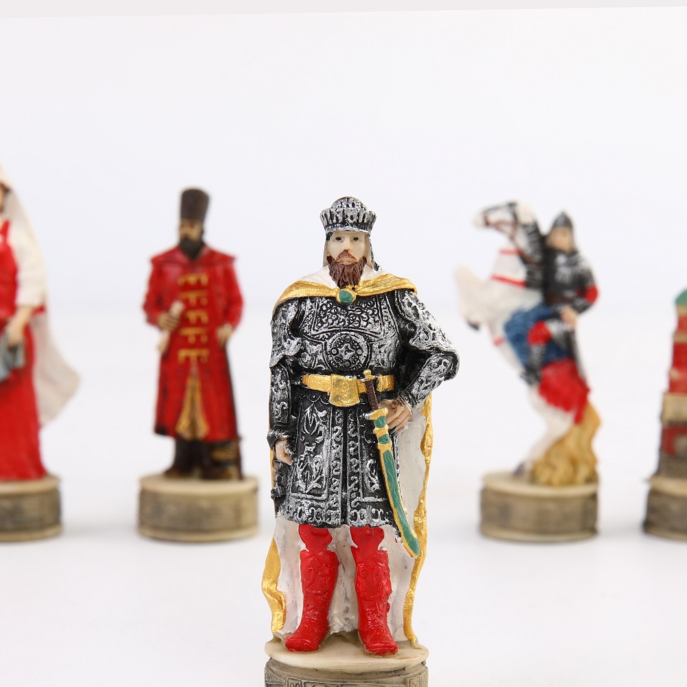 War-themed Chess Set Genghis K - Board Game Yearbook recension och pris