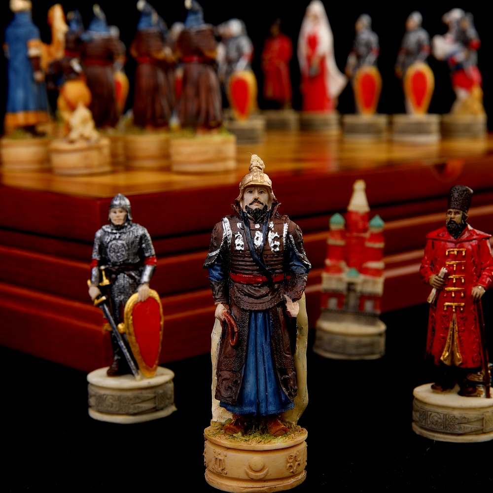 War-themed Chess Set Genghis K - Board Game Yearbook recension och pris
